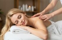زجاجات زيوت عطرية بالقرب من نباتات خضراء
