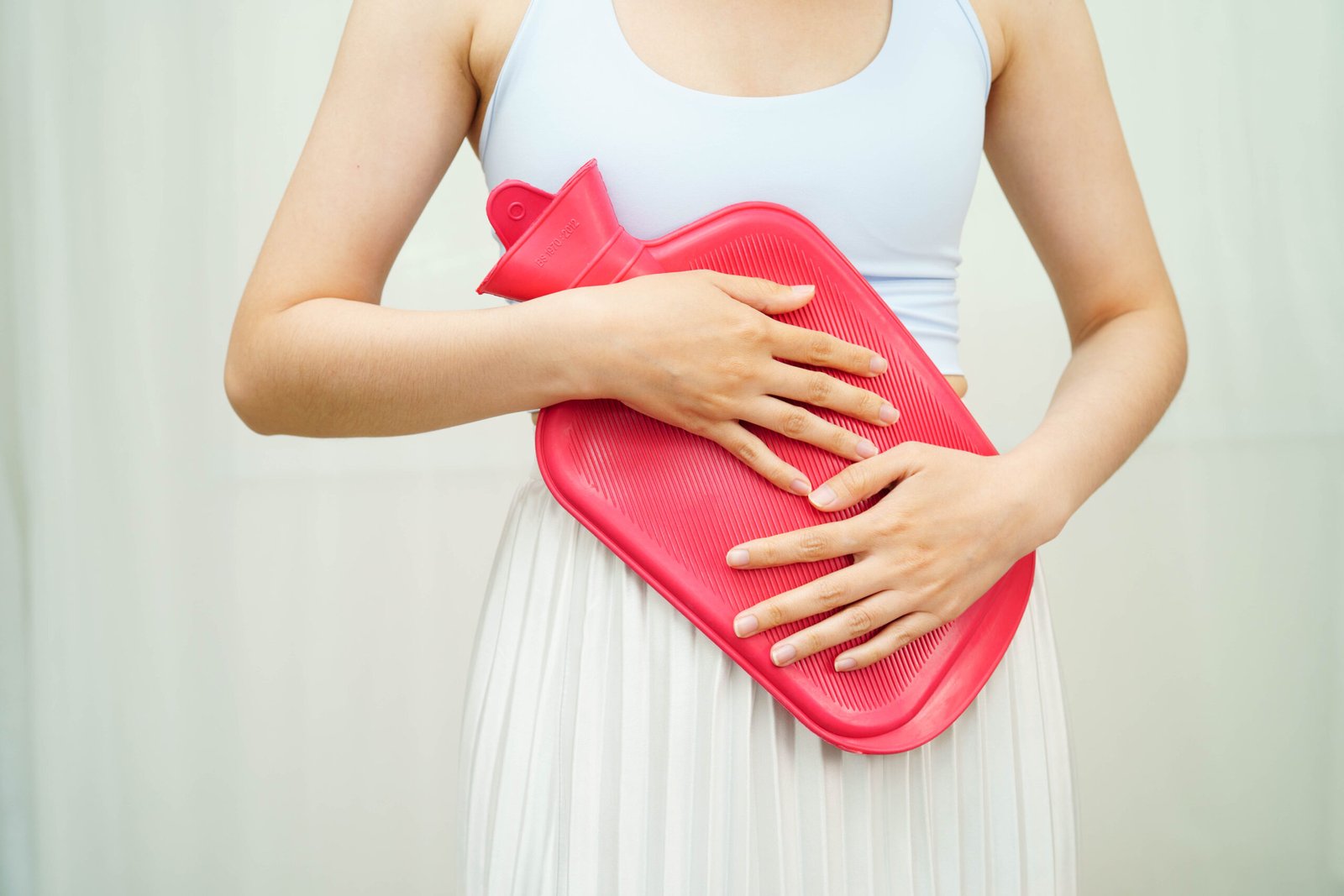 الكمادة الساخنة لتخفيف آلام الدورة الشهرية على البطن